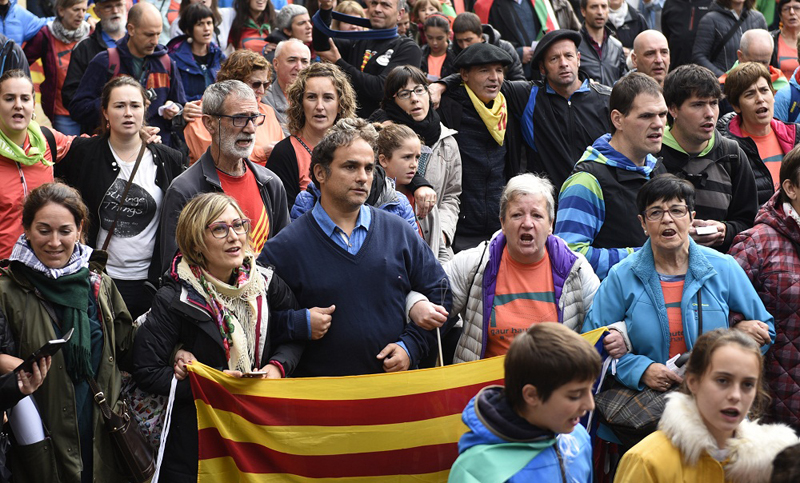 Independentistas catalanes preparan respuesta a la intervención de Rajoy
