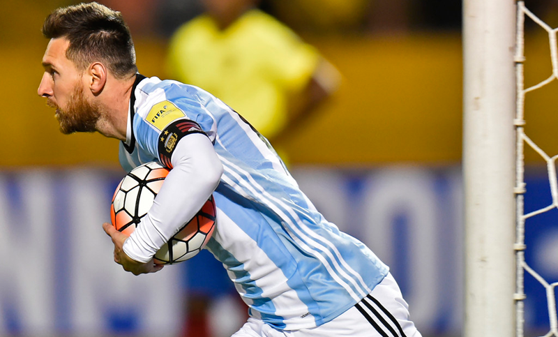 Se lleva otra pelota: Messi marcó su quinto hat-trick con la selección