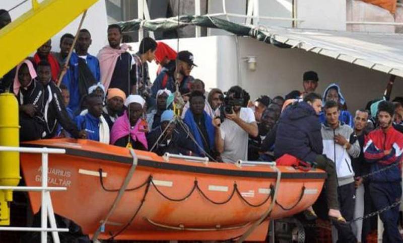 Docenas de niños inmigrantes rescatados en el Mediterráneo