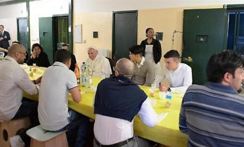 Dos presos italianos se fugaron después de comer con el Papa Francisco