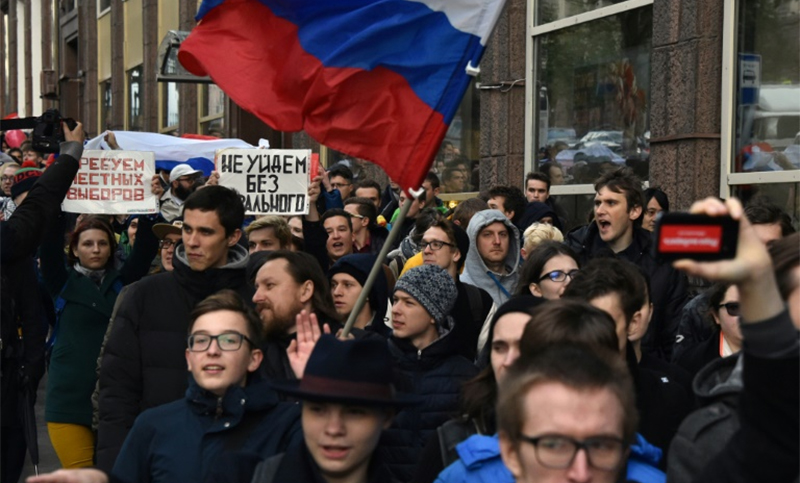 Al menos 270 arrestos en manifestaciones contra Putin en el día de su cumpleaños