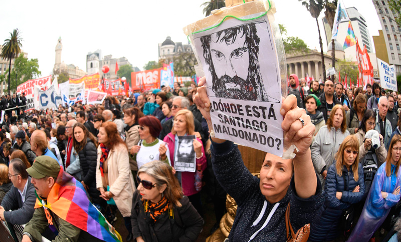 Masiva congregación en la Plaza de Mayo pidiendo por la aparición de Santiago Maldonado