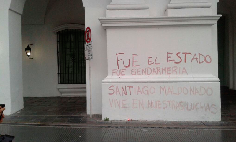 Pintan el Cabildo con frases en contra del Estado por la desaparición de Santiago
