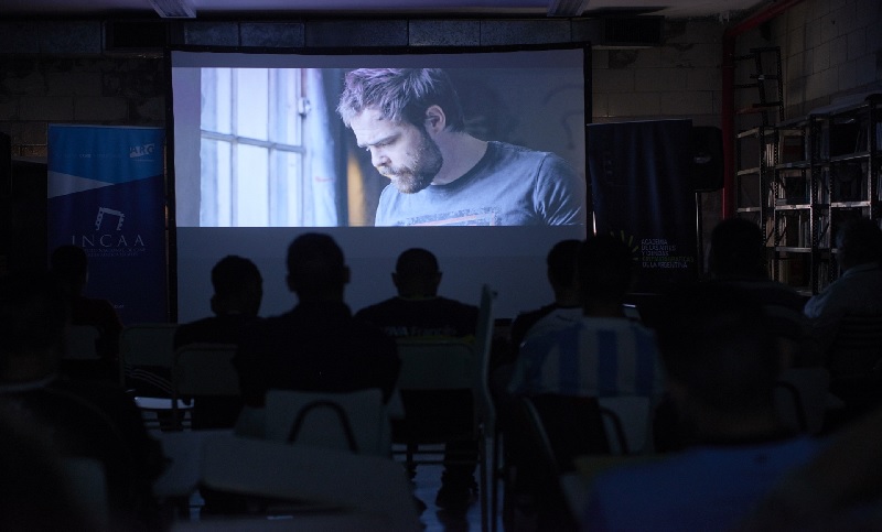 Proyectaron «Solo se vive una vez» en el ciclo «Cine en cárceles»