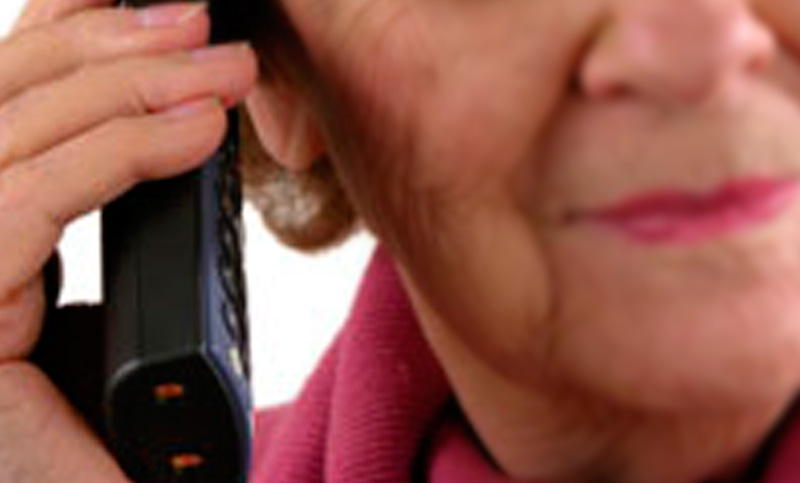 Intiman a Telecom a dar de baja el servicio a una jubilada que no lo puede pagar
