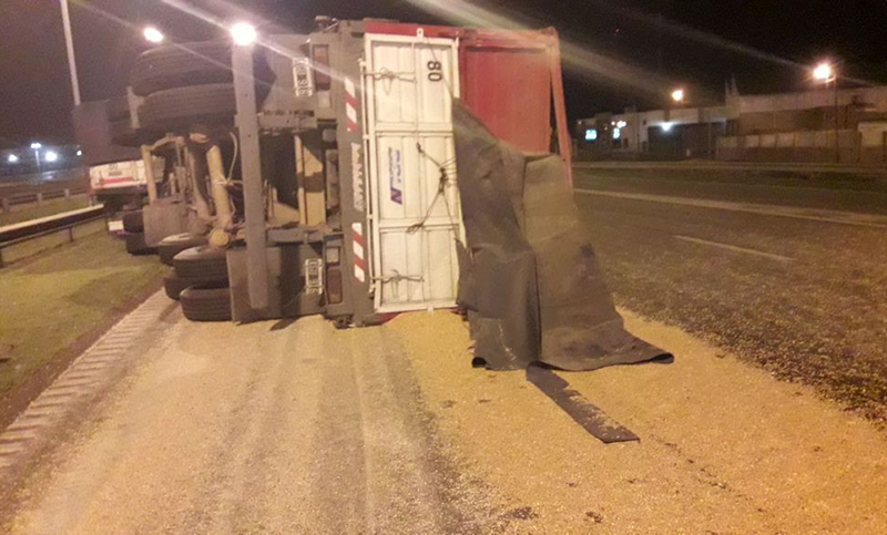 Gran derrame de cereal por el vuelco de un camión en zona oeste