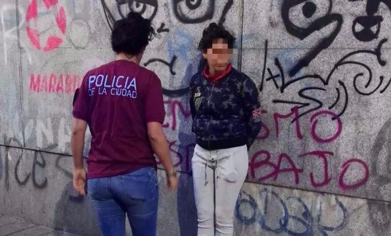 Dos chicas fueron detenidas por prender fuego a tres indigentes