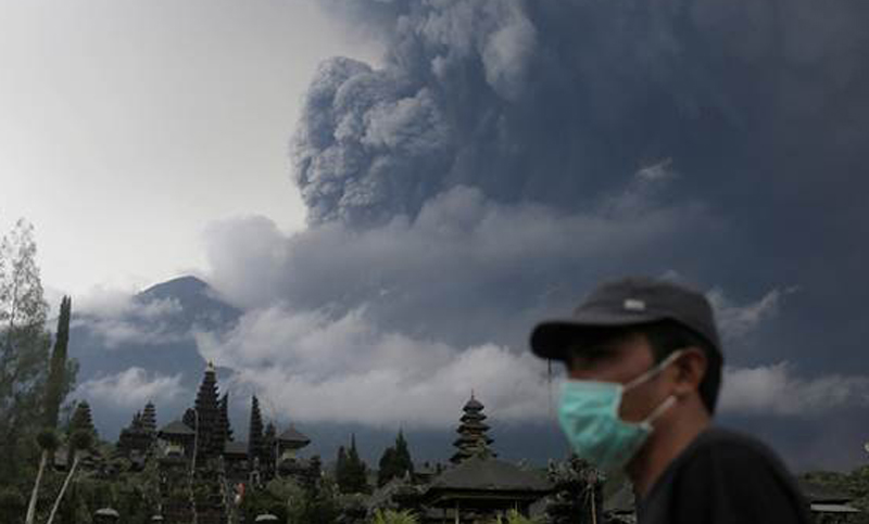 Evacúan a 100 mil personas en Bali por riesgo a la irrupción de un volcán