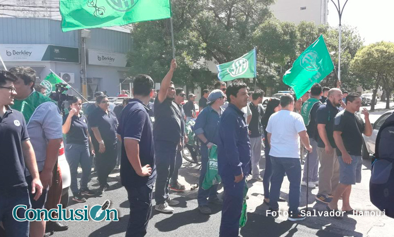 Trabajadores de fábrica militar realizaron una caravana en contra de posibles despidos