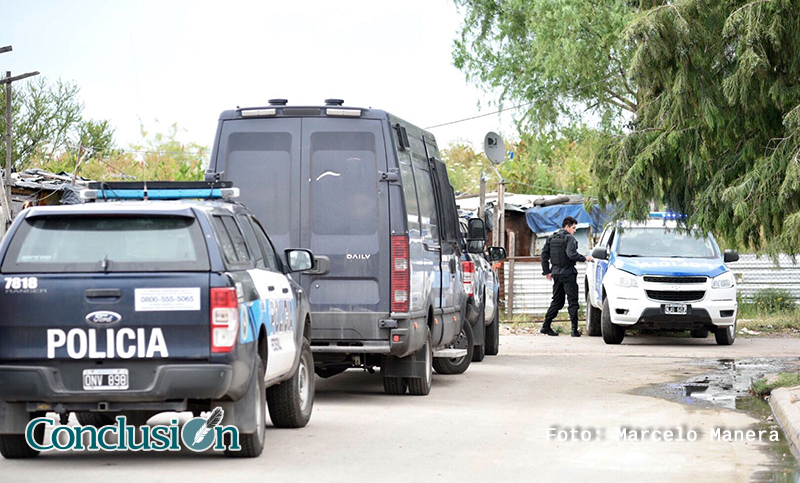 Un detenido y secuestro de armas en los allanamientos de barrio Las Flores