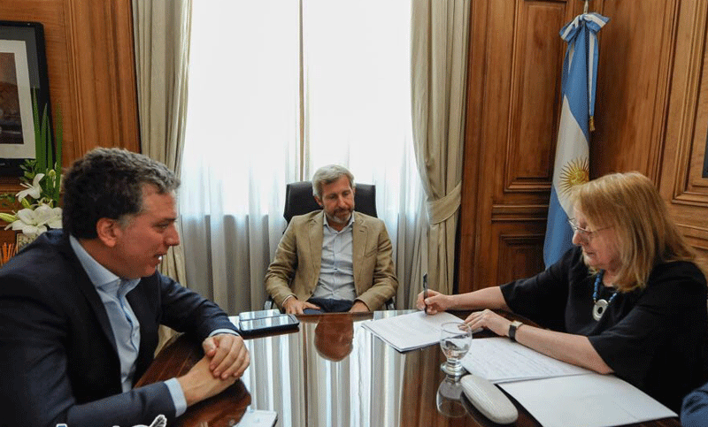 La gobernadora de Santa Cruz firmó esta tarde el Consenso Fiscal
