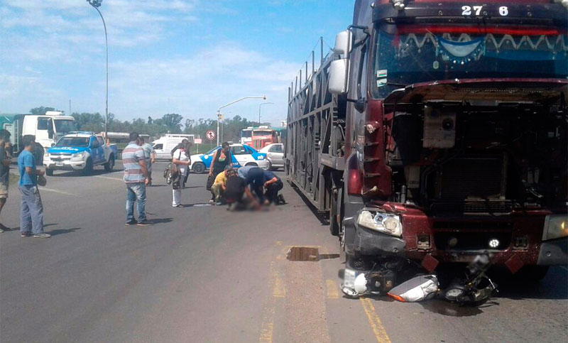 Motociclista murió al chocar con un camión en la ruta A012