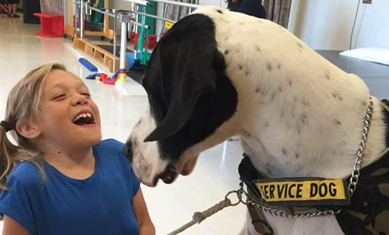 Bella cambió su vida gracias a la ayuda de su perro, George