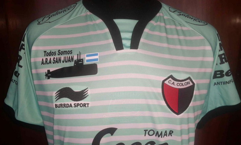 Colón lució una camiseta especial para homenajear al ARA San Juan