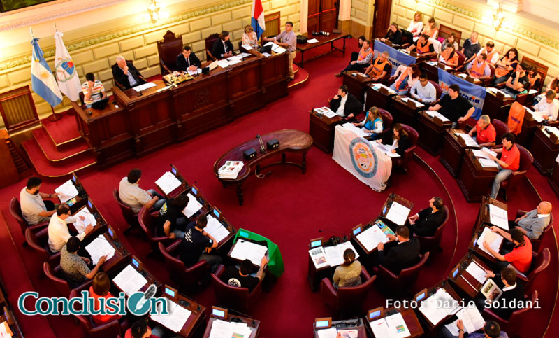 Trabajadores santafesinos coparon la Legislatura a puro debate y proyecto 