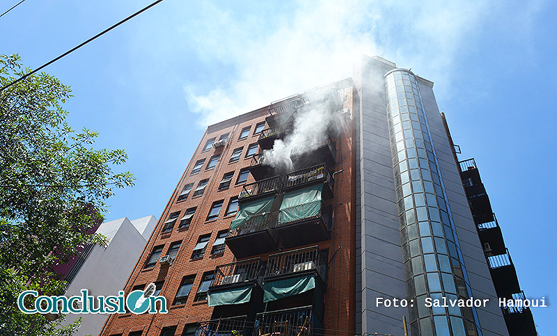 Evacuaron un edificio por un incendio en la cocina de un quinto piso