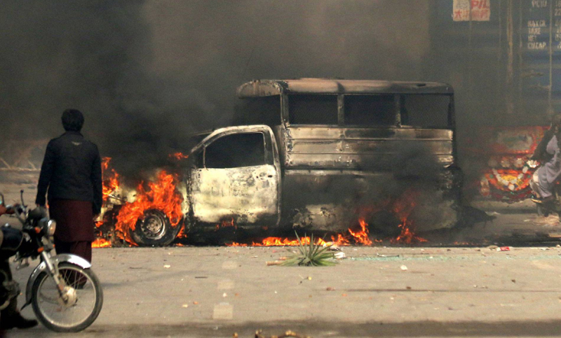 Islamistas continúan bloqueando la capital de Pakistán, tras sangrienta represión