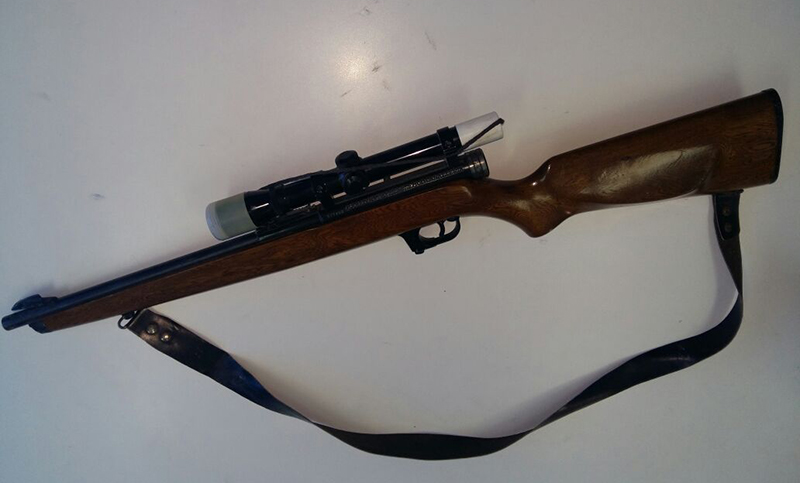 Detuvieron a un hombre que encerró a su mujer en una habitación amenazándola con un arma
