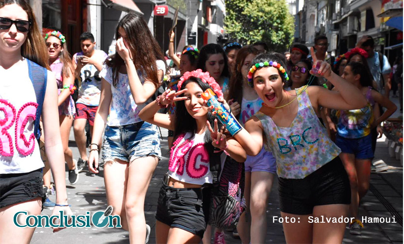 Con bombas, espuma y color, alumnos del secundario coparon las calles del centro
