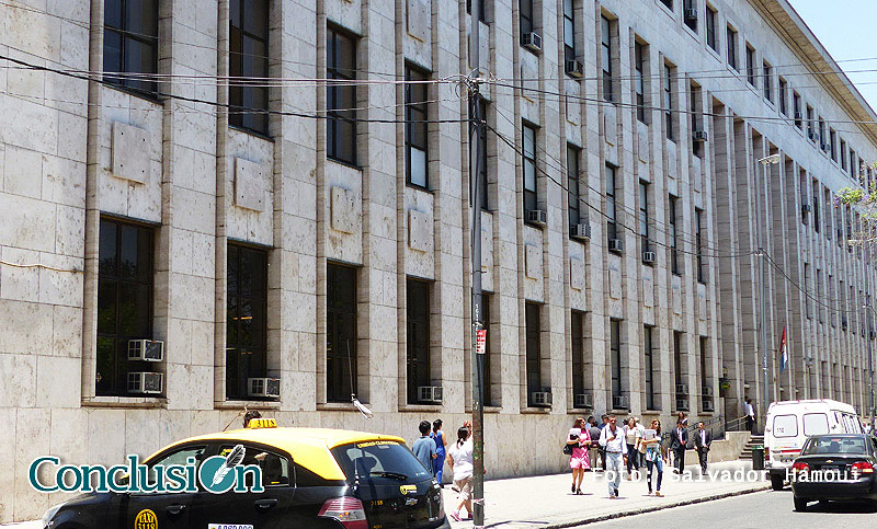 Acuerda 20 años de cárcel por un crimen y asaltar dos bancos