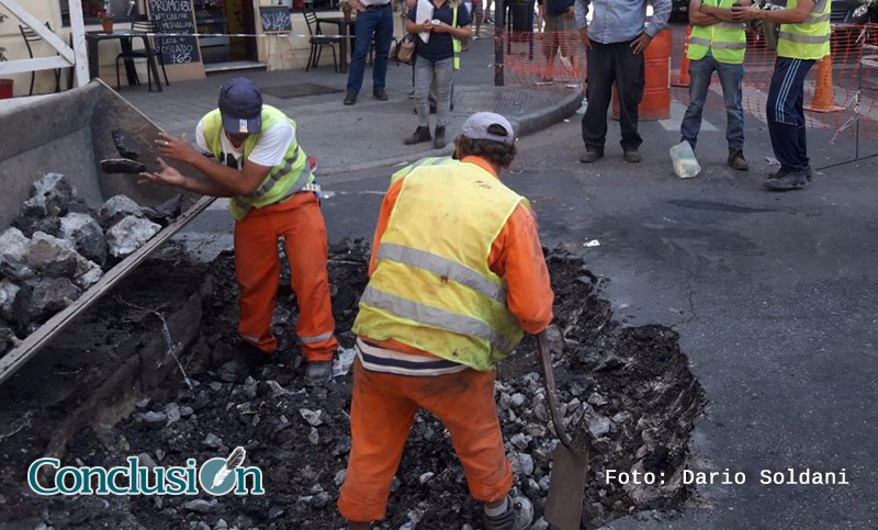 Mendoza y Dorrego: tránsito interrumpido por una socavación en el asfalto