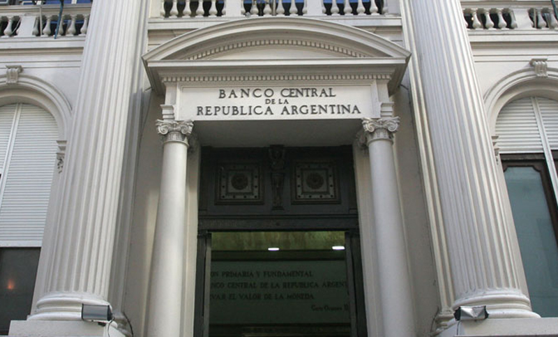 Las reservas del Banco Central cayeron casi 14.000 millones de dólares en la era Caputo