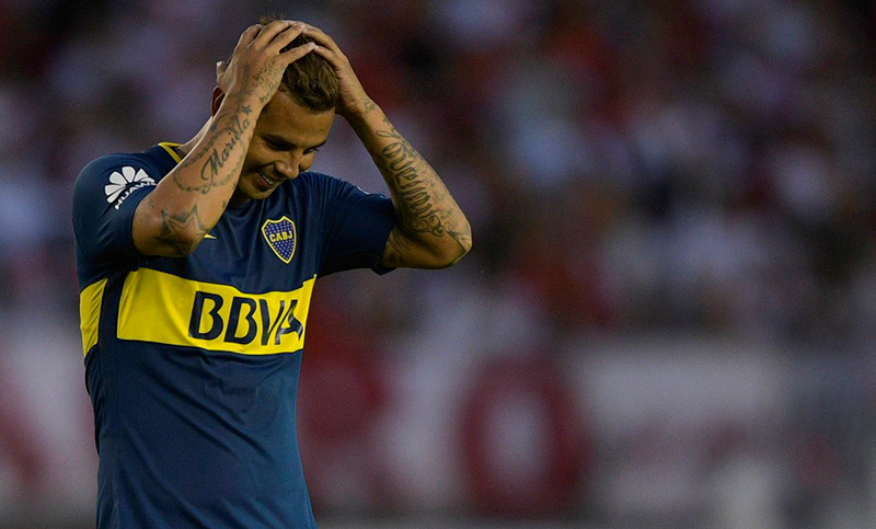 Boca pide que le quiten la suspensión a Cardona por la expulsión ante River