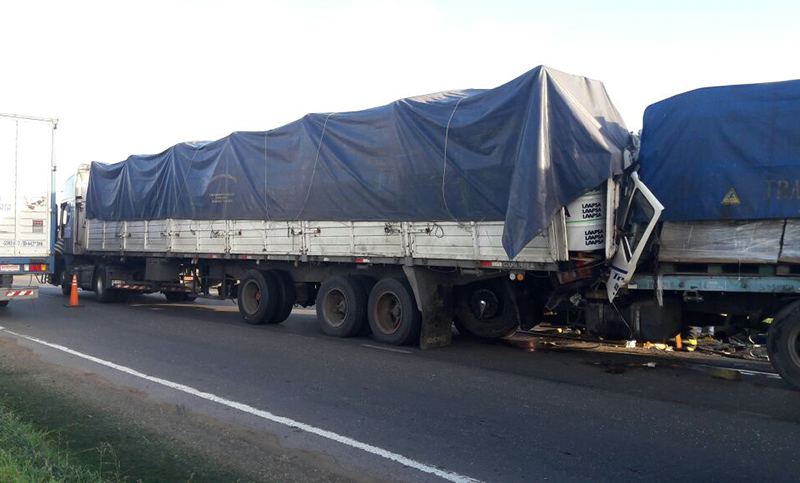 Un camionero murió y una mujer está grave tras un choque en la autopista a la altura de Fighiera