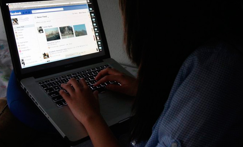 La conoció por Facebook, la visitó en su casa y le robó lo que pudo