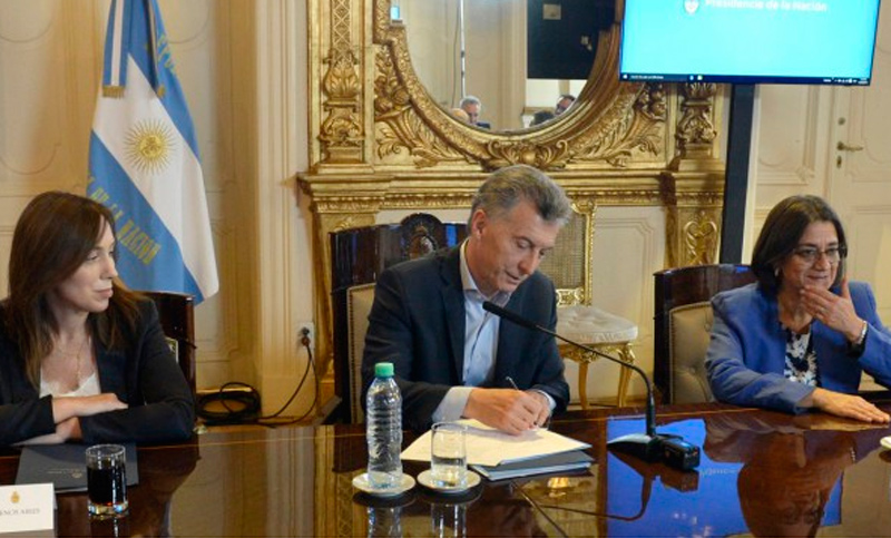 Macri pidió a gobernadores ajustar el salario de los empleados estatales