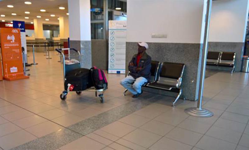 El haitiano varado en el aeropuerto de Rosario regresará a su país