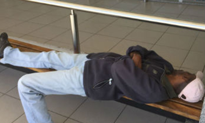Un haitiano varado hace seis días en el aeropuerto por falta de dinero