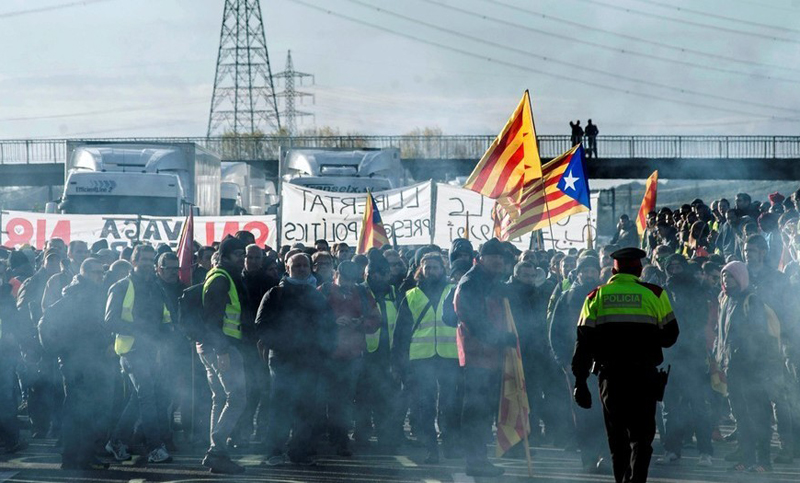 Independentistas catalanes provocan numerosos cortes de carreteras y ferrocarriles