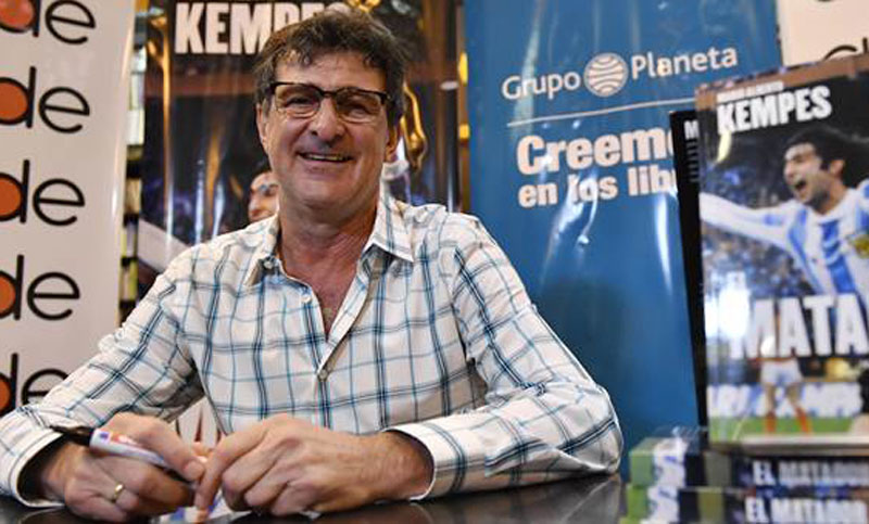 Mario Kempes presentó su libro en Rosario