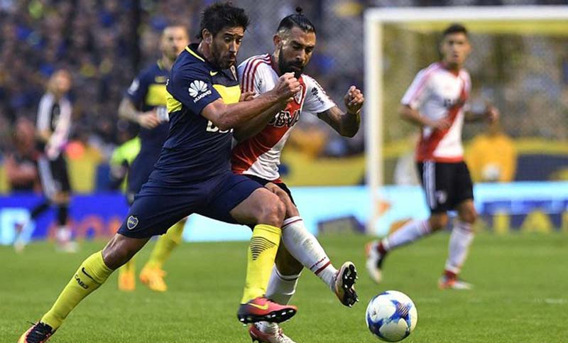El líder Boca intentará aprovecharse del golpeado River en el superclásico