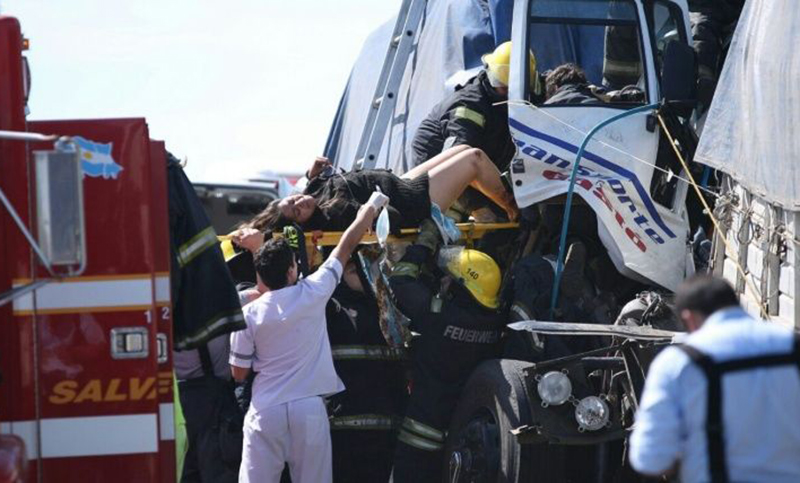 Choque de camiones: rescataron a mujer atrapada tras violenta colisión en la autopista