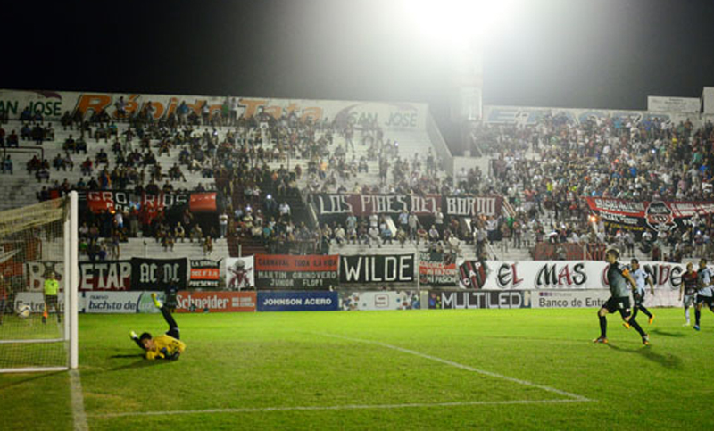 Un perro ingresó a un partido de fútbol y cometió una infracción
