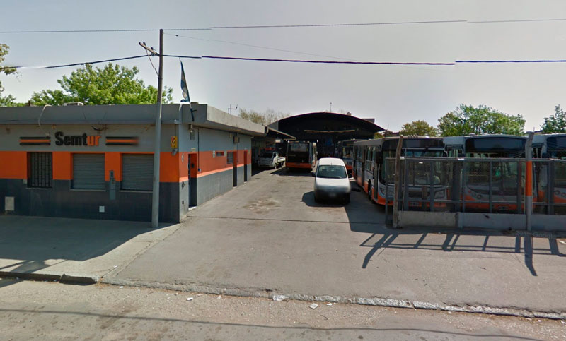 Incendio en el galpón de la Semtur afectó a varios colectivos durante la madrugada