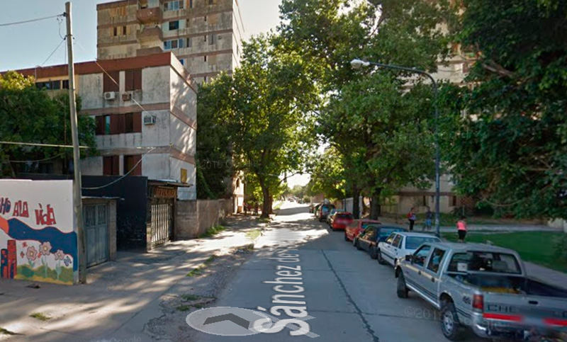 Mujer falleció al caer desde un edificio e investigan si fue empujada por su marido