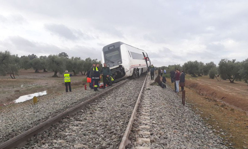 Al menos 35 heridos, tras descarrilar un tren en Sevilla