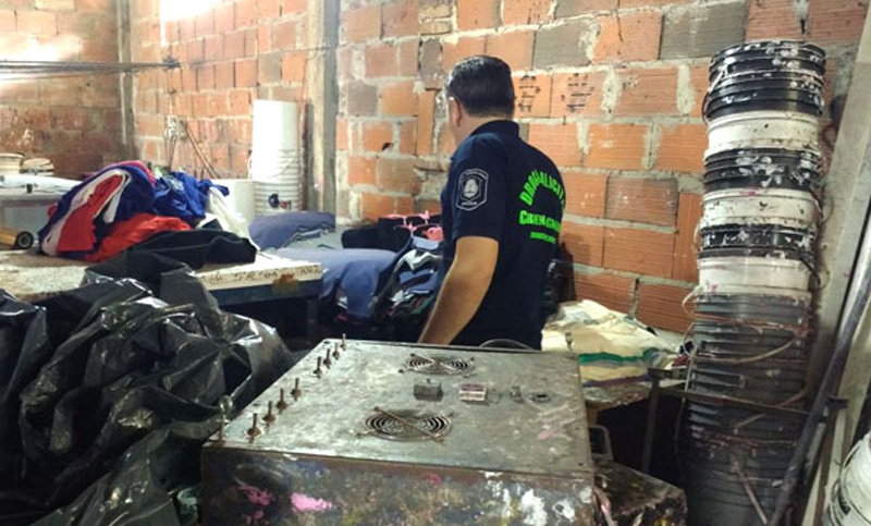 Rescataron a treinta personas de talleres clandestinos