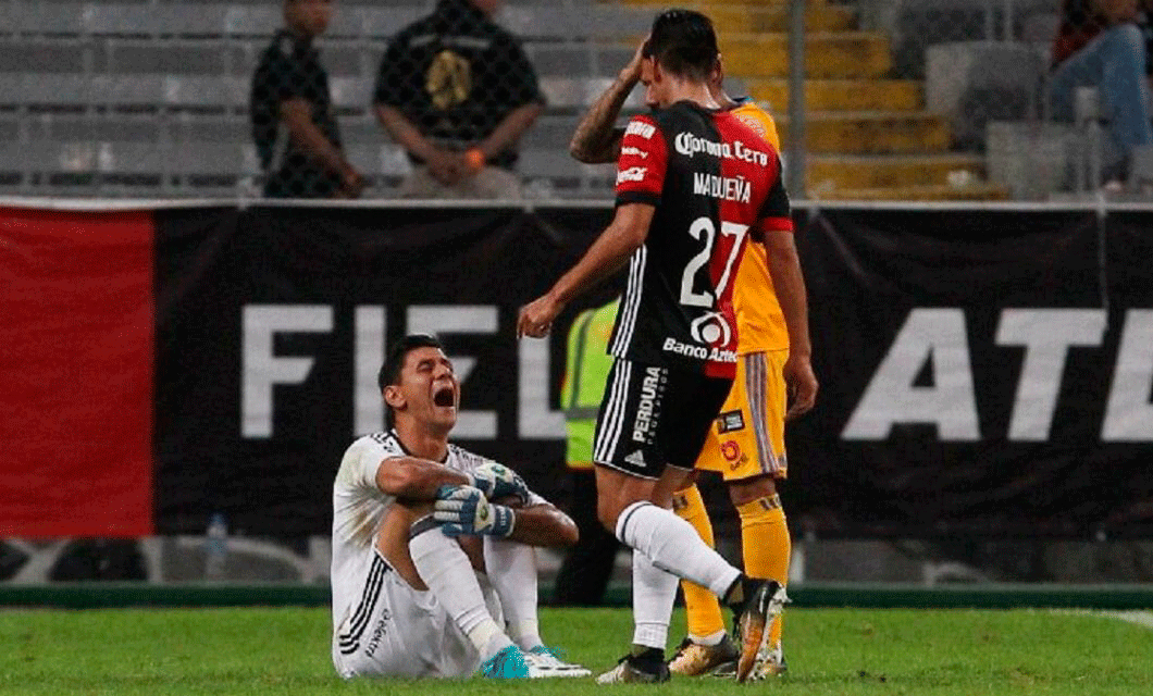 El ex Newell’s Oscar Ustari sufrió una escalofriante lesión en México