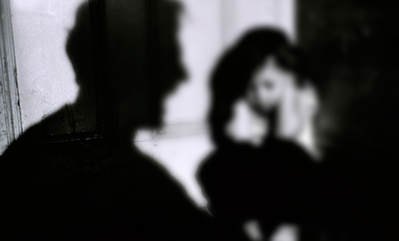 Una joven de 23 años fue amenazada y brutalmente golpeada por su ex pareja