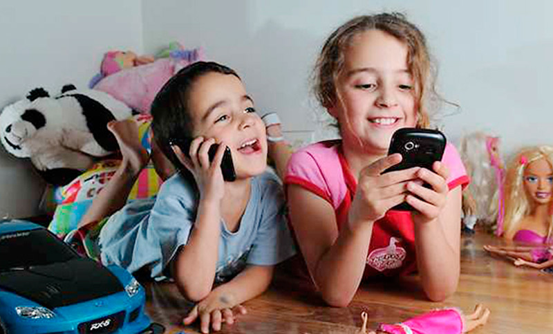 Expertos aconsejan limitar funciones de teléfonos regalados a niños