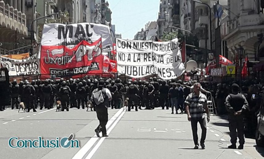 En medio de un escándalo, se levantó la sesión para tratar la reforma previsional