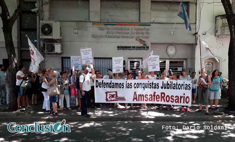 Concentración de jubilados de Amsafe Rosario frente a la Caja de Jubilaciones