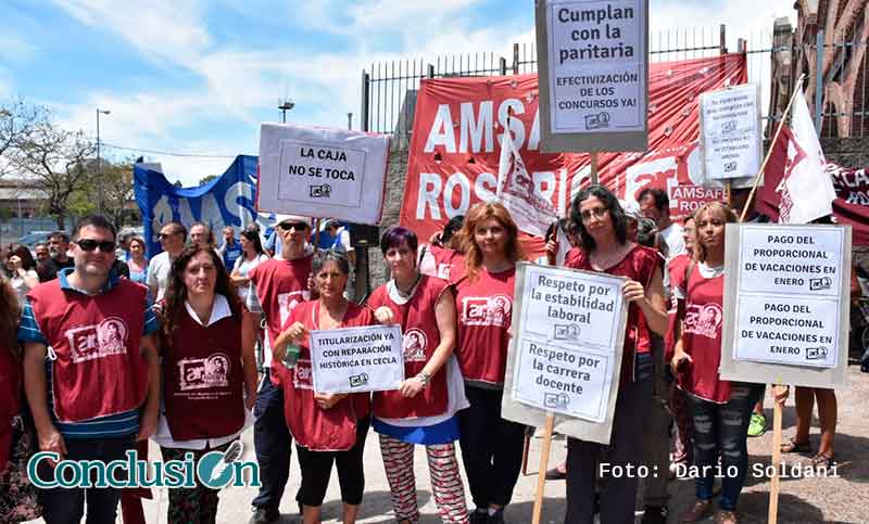 Protesta frente al Ministerio de Educación por concursos pendientes