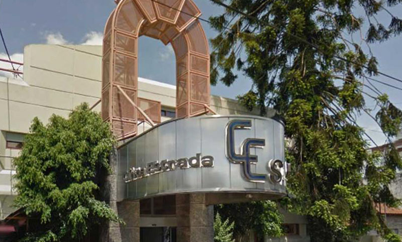 Trabajadores permanecen dentro de una clínica por despidos y posible cierre