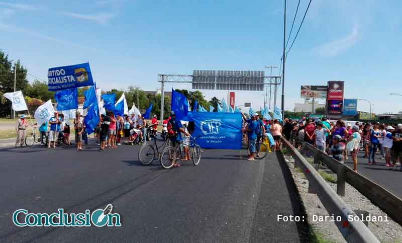 Cortes y movilizaciones por bonos navideños en distintos puntos de la ciudad