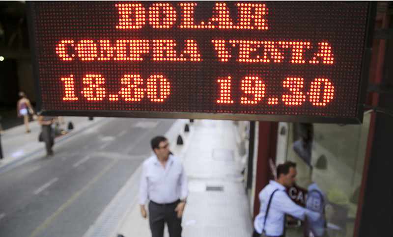 El dólar se disparó a $19,46 y el peso se devaluó más del 10 por ciento en diciembre